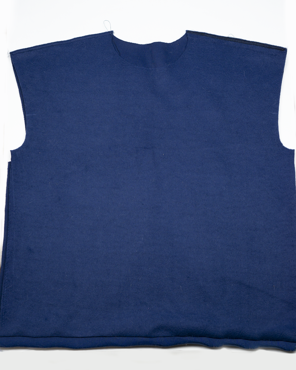 1. Сшиваю полочку и спинку по плечевым срезам.