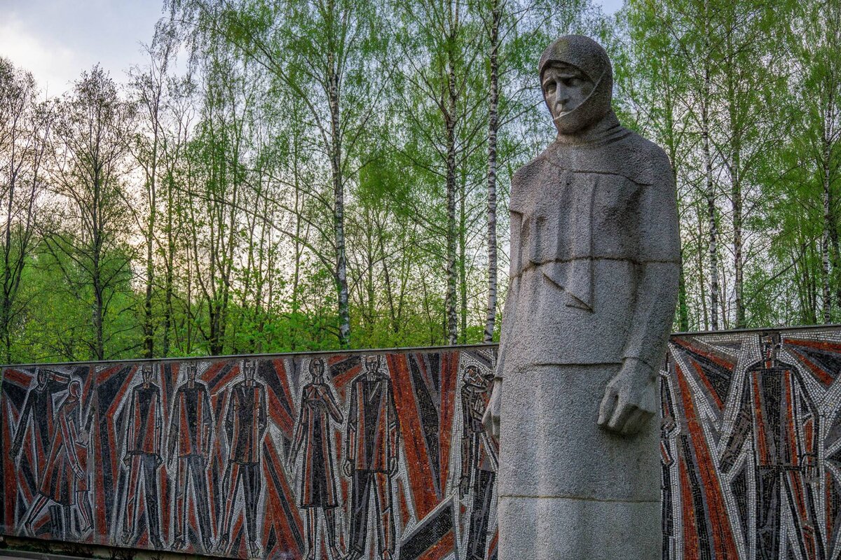 Парк скорбящая мать. Памятник Скорбящей матери в Смоленске. Реадовский парк Смоленск Скорбящая мать. Скорбящая мать Смоленск реадовка. Памятник надгробие Скорбящая мать в Смоленске.