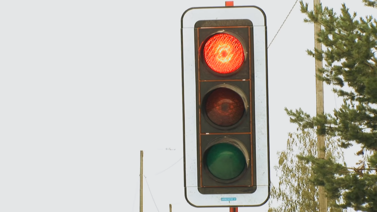 Сколько минут горит светофор. Светофор горит. Красный цвет светофора. Светофор горящий красным. Сломанный светофор.