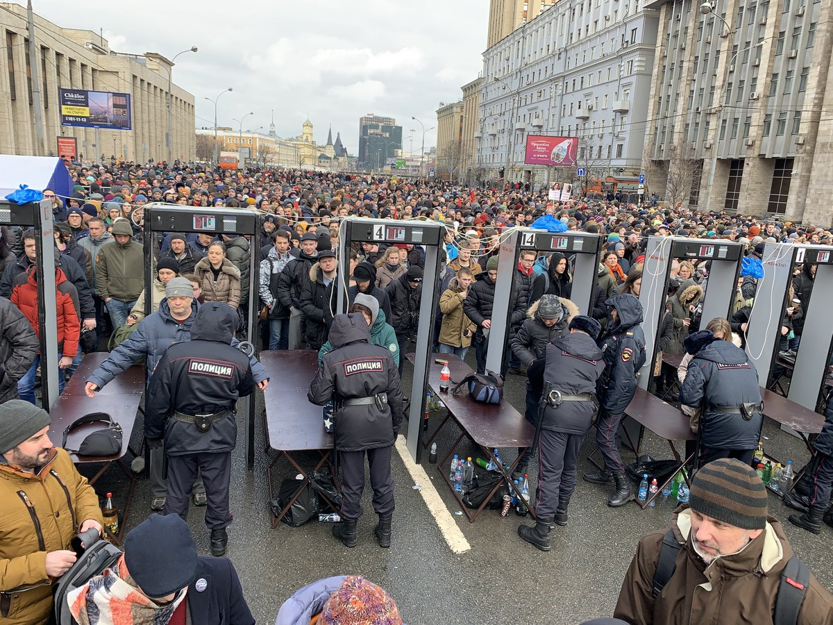 И на данный момент выступает. Митинг. Митинги в России сейчас за последние дни. Митинг в Москве. Метингитв России последние событ.