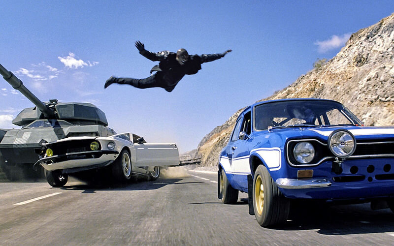 Одна из самых занятных сцен шестого «Форсажа» — когда герой Тайриза Гибсона удирает от танка (да-да!) и прыгает с одной машины на другую. Так это выглядело на экране.