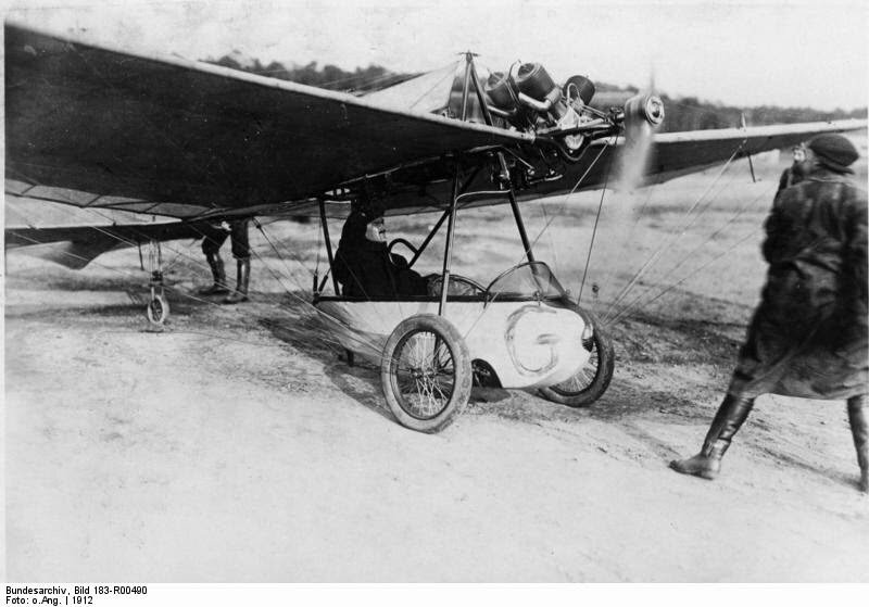 Ганс Граде в «кабине» своего моноплана. Фото: Bundesarchiv