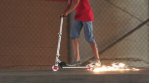  Основные особенности детского самоката это его малый вес и габариты. Также хотим отметить, что детские самокаты очень яркие и красивые, часто оснащены катафотами и светящимися элементами. Взглянем, например, на самокат Razor S Spark Scooter – он оснащен светящимися колесами и механизмом который выпускает искры при торможении! Вау-эффект будет обеспечен!