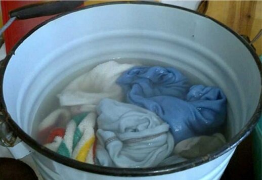 Со временем бельё теряет свой вид, причина кроется в том, что загрязнения проникают глубоко в волокна ткани и не поддаются обычной стирке. Именно длительное кипячение возвращало белью свежесть и белизну.