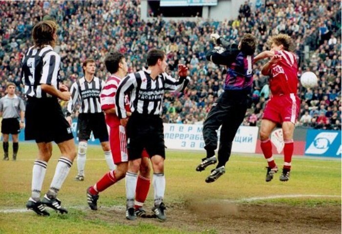 Заметьте, «Амкар» вышел на неё не в привычных для нас «милановских» красно-чёрных футболках, а в цветах «Ювентуса». 