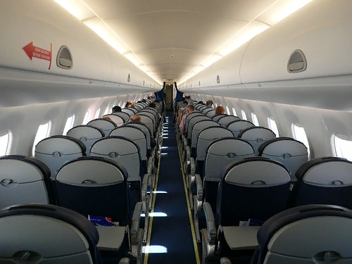 Салон Embraer 190 аналогичный нашему.