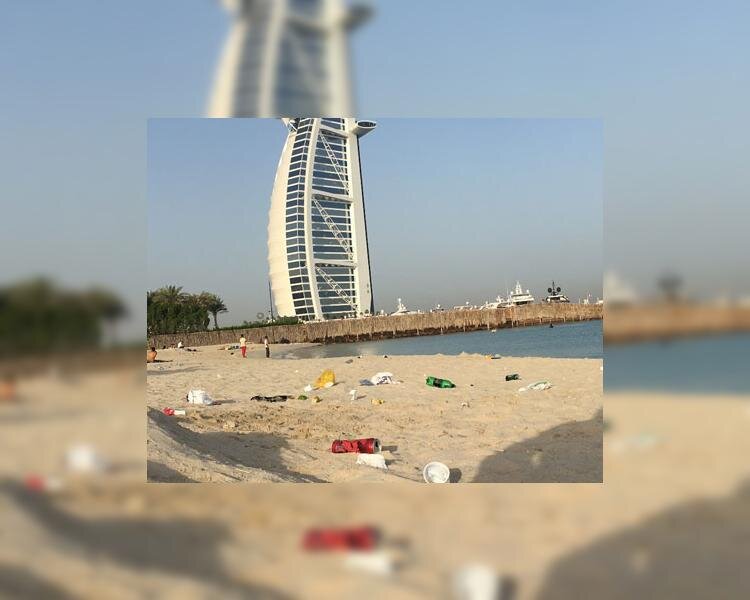 Мусор на пляже около знаменитого отеля в Дубай