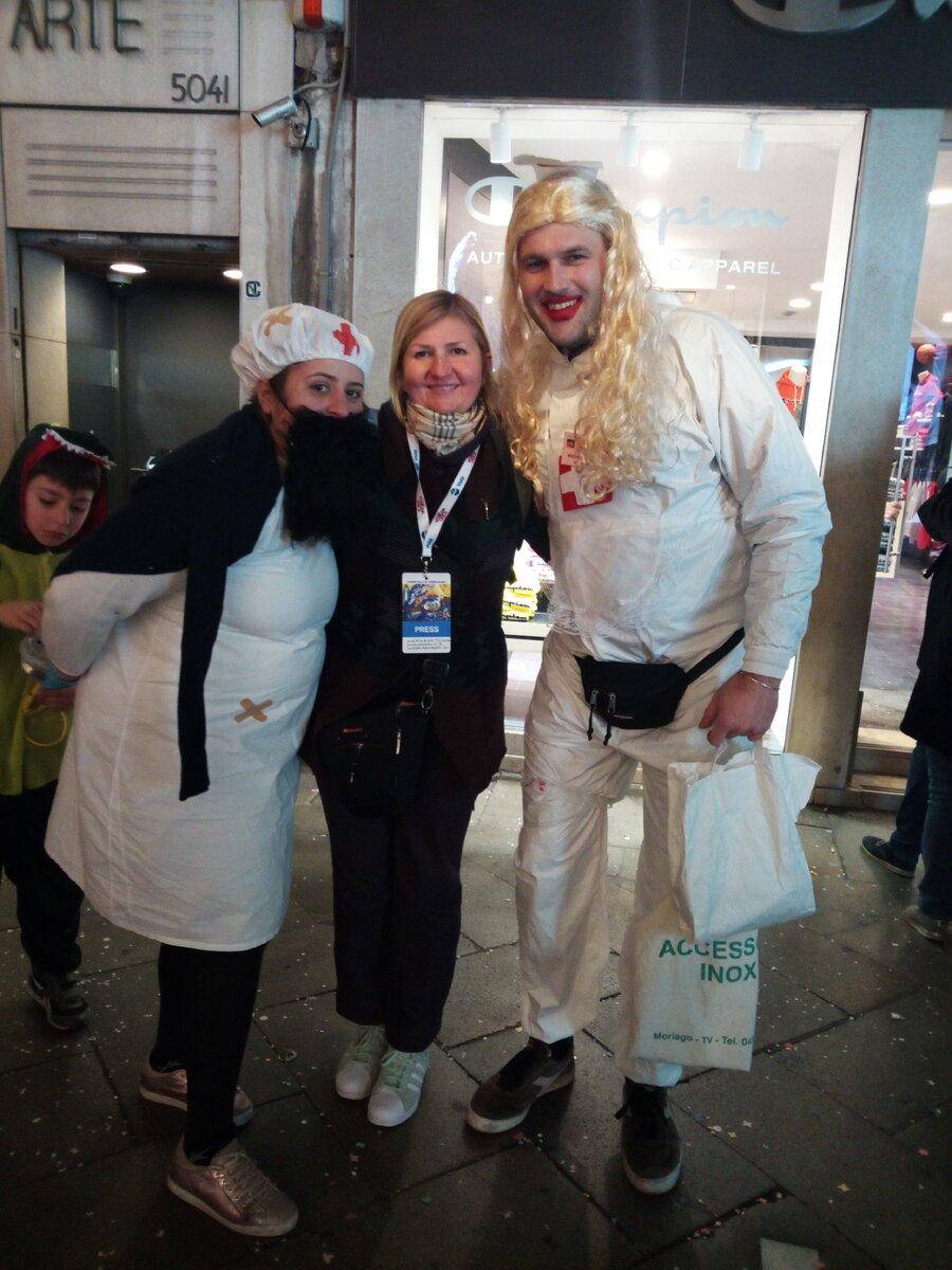 В Венеции на карнавале я встретила санитаров