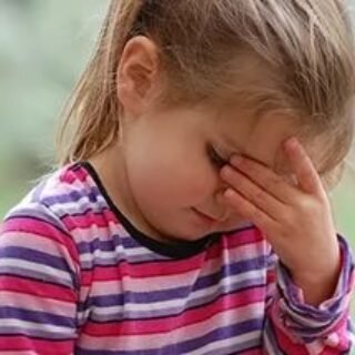 Головные боли у детей могут возникать в результате различных причин: простудные и инфекционно-воспалительные заболевания, неправильное питание и режим, обменные нарушения, патологические изменения в работе нервной или эндокринной систем, врожденные аномалии.