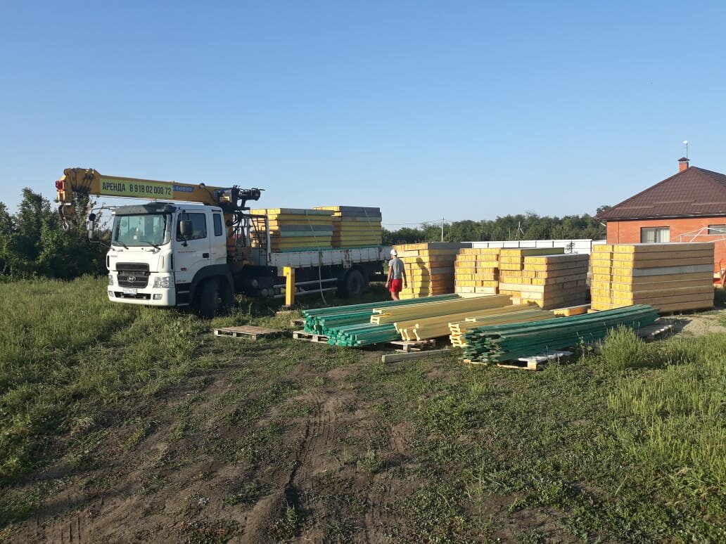 Разгрузка панелей на нашем участке