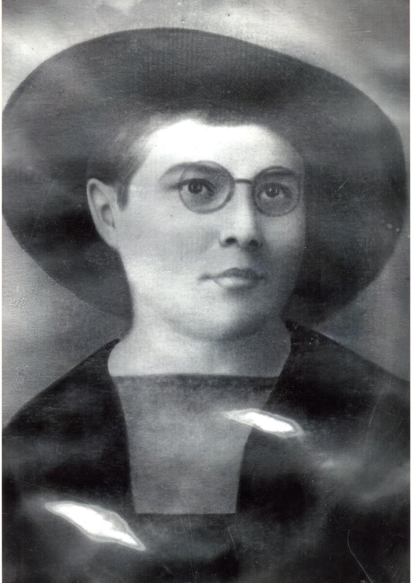 На фото - моя бабушка, Ставжинская Констанция. (1901-1957) 