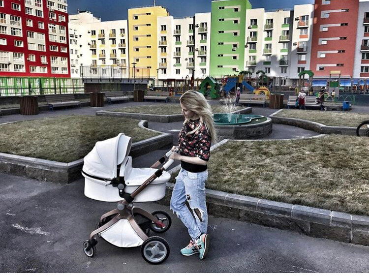 Коляска из белой экокожи. В наборе люлька и прогулочный блок.