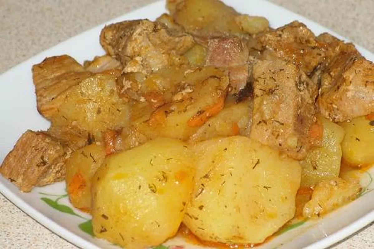 Видео рецепт картошки с мясом. Тушеная картошка. Картошка с мясом. Тушёный картофель с мясом в мультиварке. Тушёная картошка со свининой.