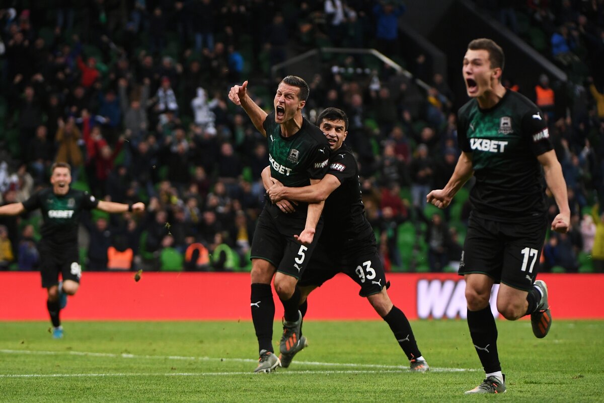 Урош Спайич забивает исторический гол