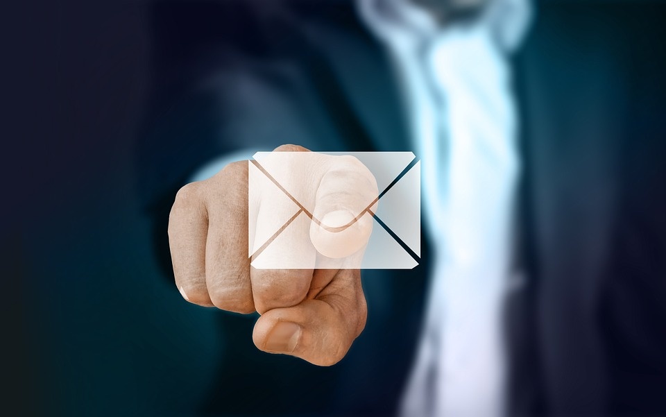 https://cdn.pixabay.com/photo/2017/11/17/09/37/businessman-2956974_960_720.jpg