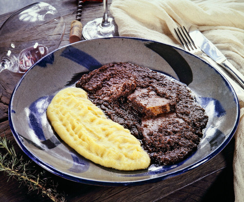 Ингредиенты:
1, 5 кг говядины
1 бутылка красного вина (в оригинале – Бароло)
50 г сала 
1 луковица
1 морковь
1 стебель сельдерея
1 зубчик чеснока
2 лавровых листа
1 веточка розмарина
черный перец горошком
1 ст. ложка сливочного масла
1 ст. ложка муки
1 ст. ложка оливкового масла 
соль и перец по вкусу