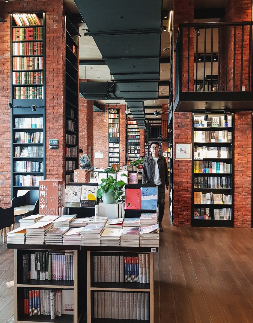 Красивый книжный в москве. Красивый книжный магазин. Самые красивые книжные магазины. Книжный магазин Москва. Самый красивый книжный магазин в Москве.