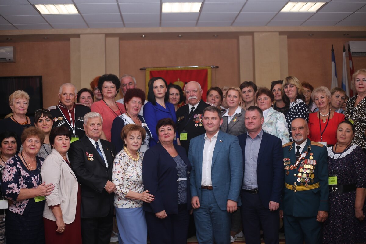 Дмитрий Ламейкин в центре (в белой рубашке без галстука и сиреневом костюме)