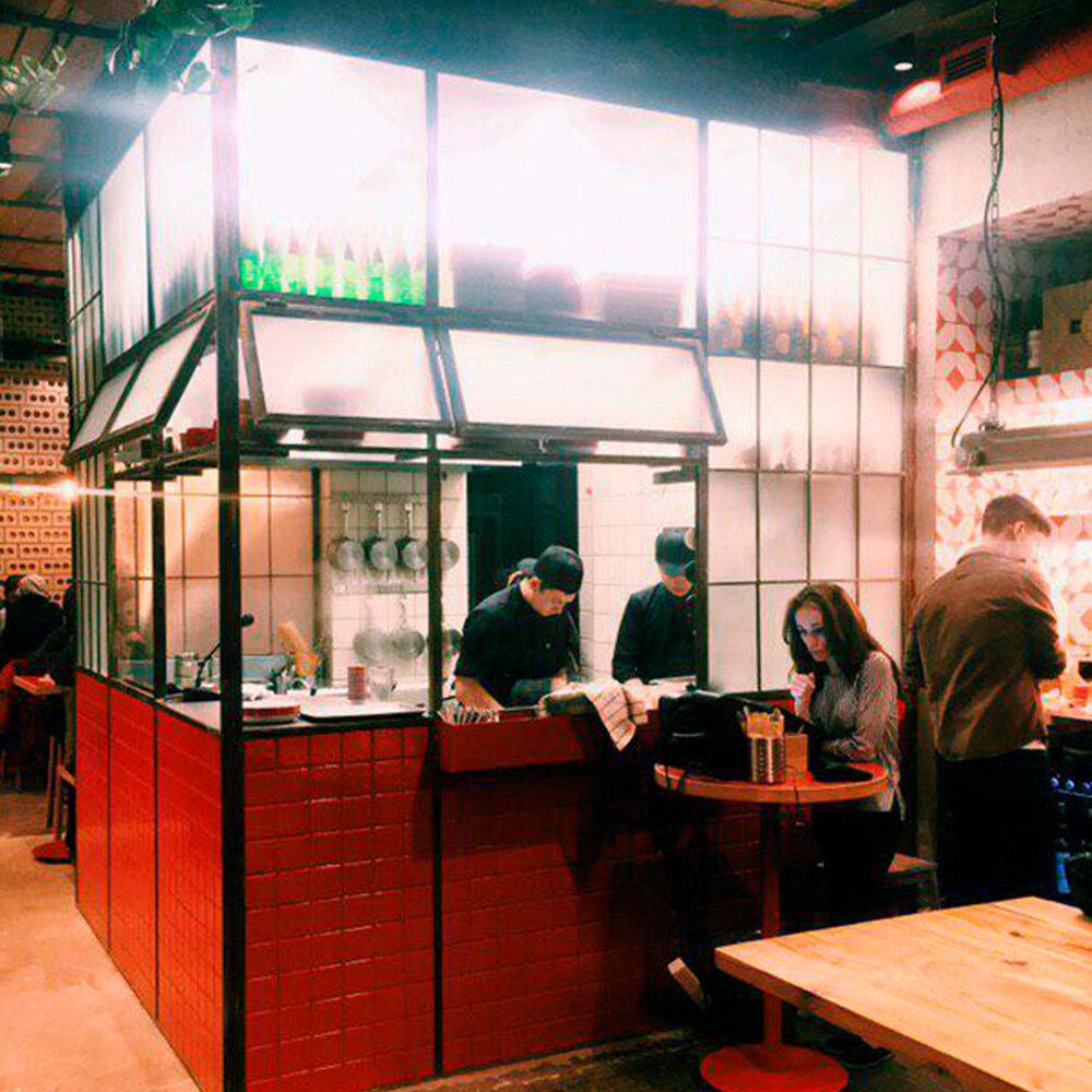 Открытая кухня – один парень лепит хинкали, а второй варит.