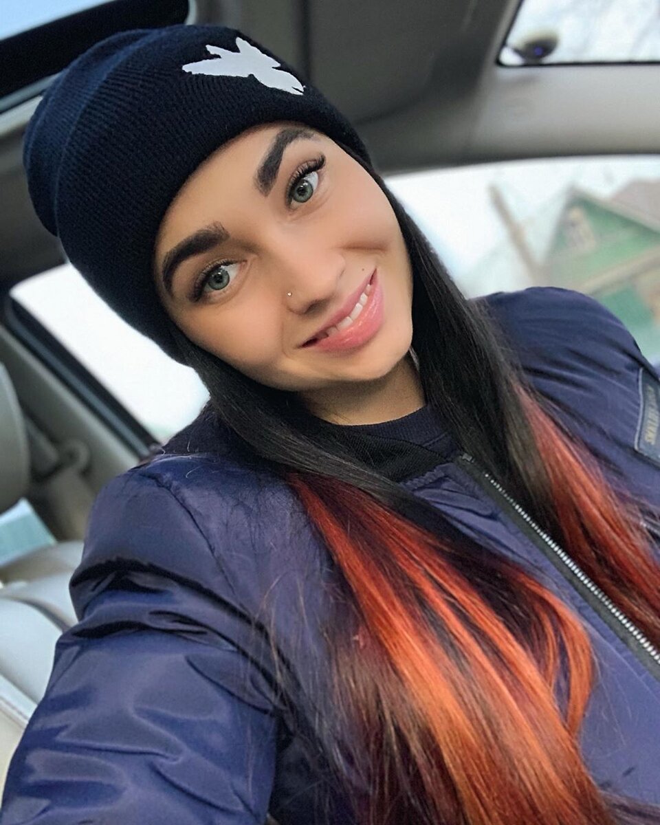 Как зовут девушку буды. Татьяна зимма. Майот и даша. Оуджи буда и кристина. Девушка в платье с декольте.