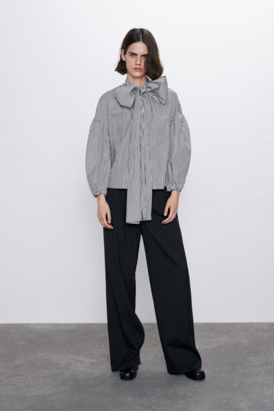 БЛУЗА В ПОЛОСКУ С БАНТОМ 1 999 руб.(3 999 руб.) 100% ХЛОПОК.Фото взято с https://www.zara.com/ru/ru/%D0%B1%D0%BB%D1%83%D0%B7%D0%B0-%D0%B2-%D0%BF%D0%BE%D0%BB%D0%BE%D1%81%D0%BA%D1%83-%D1%81-%D0%B1%D0%B0%D0%BD%D1%82%D0%BE%D0%BC-p08596408.html?v1=34669497&v2=1433366