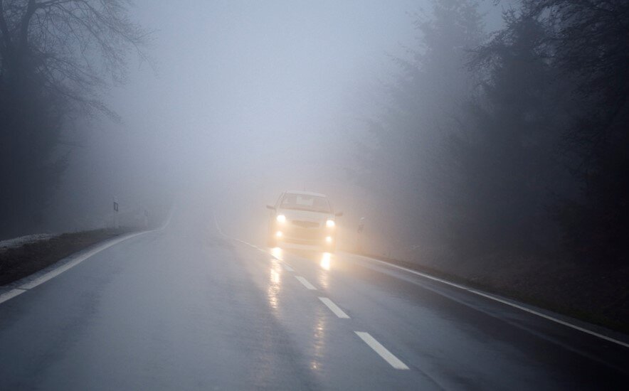  Три правила езды в тумане   1. Не забудьте включить свет Многие водители сегодня ездят на автомобилях, имеющих дневные ходовые огни и автоматическую систему включения света.
