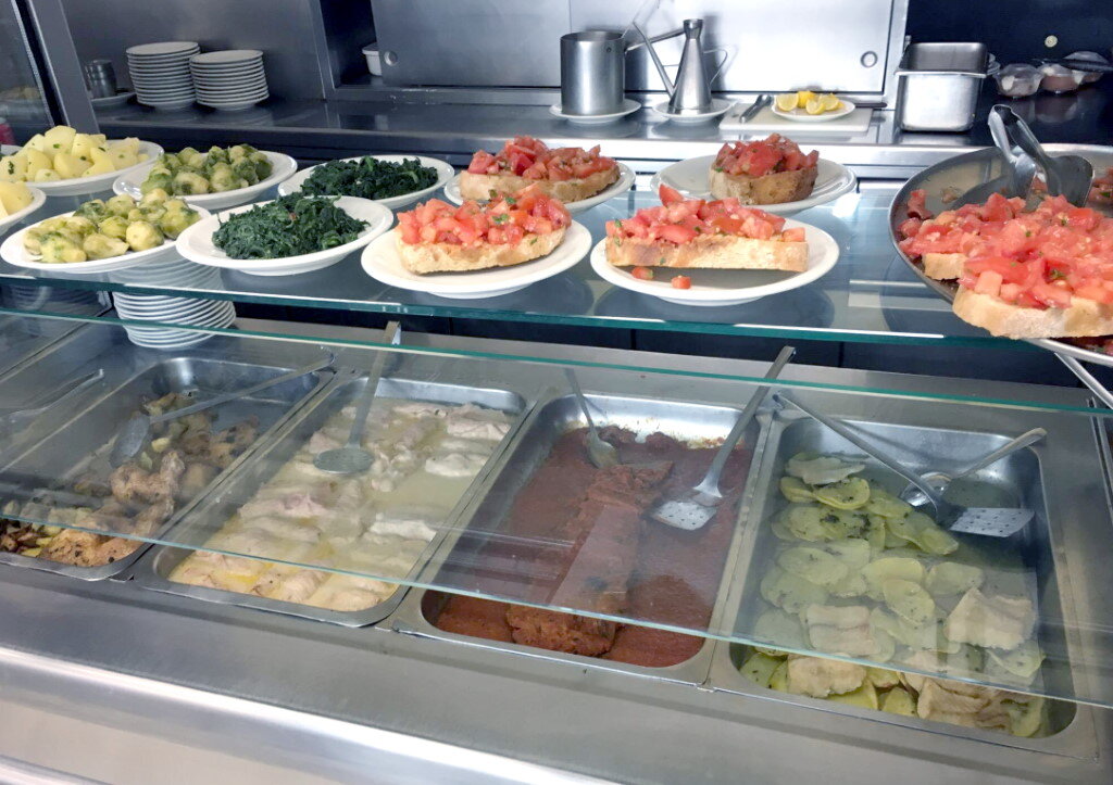 столоваться это. столоваться это. чем кормят в крыму. дани дженсен 2021. благотворительная.