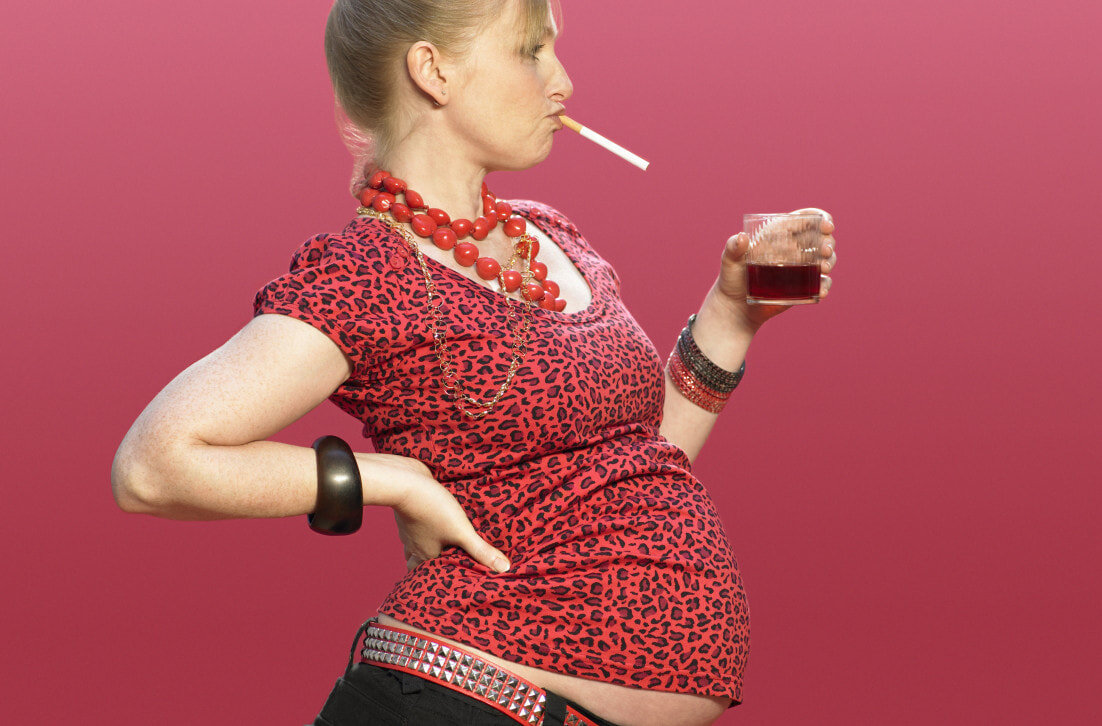 Беременность пила и курила. Беременные женщины курят и пьют.