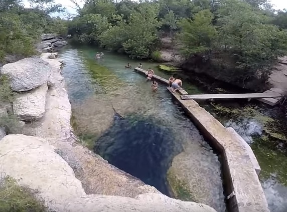 Ширина верхней части пещеры около 4 м, а глубина – 40 м