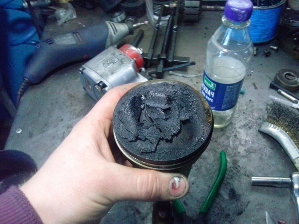 Поршень с сажей и нагаром. Одна из причин падения КПД двигателя, «масложора» и т.д.