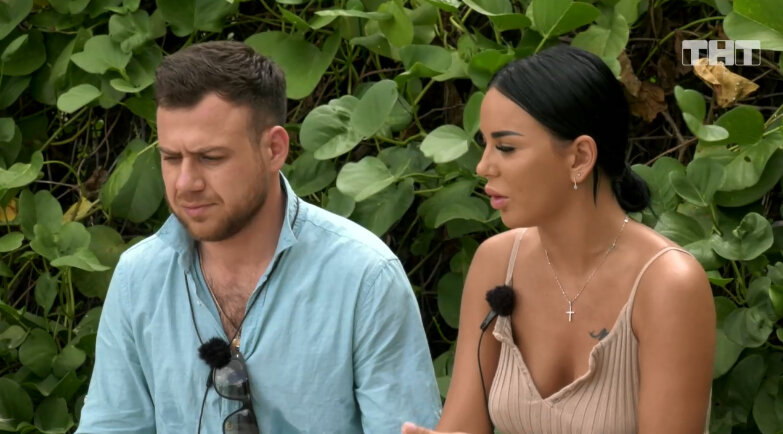 Блюменкранц просит Левченко прикрывать свои соски 
​Фото: Кадр эфира 