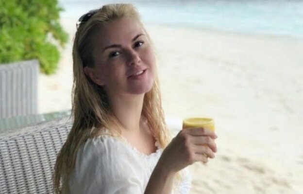 на отдыхе совсем не похожа на ту яркую обольстительницу, которой мы привыкли ее видеть. Причем отсутствие макияжа явно стирает прожитые годы с ее лица: разве дашь женщине на этом фото ей 38 лет?
