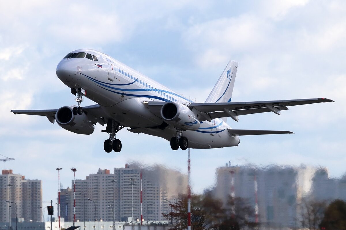 Сухой самолеты. SSJ-100 самолет. Суперджет 100 самолет. Сухой Суперджет SSJ 100. Sukhoi Superjet 100lr.