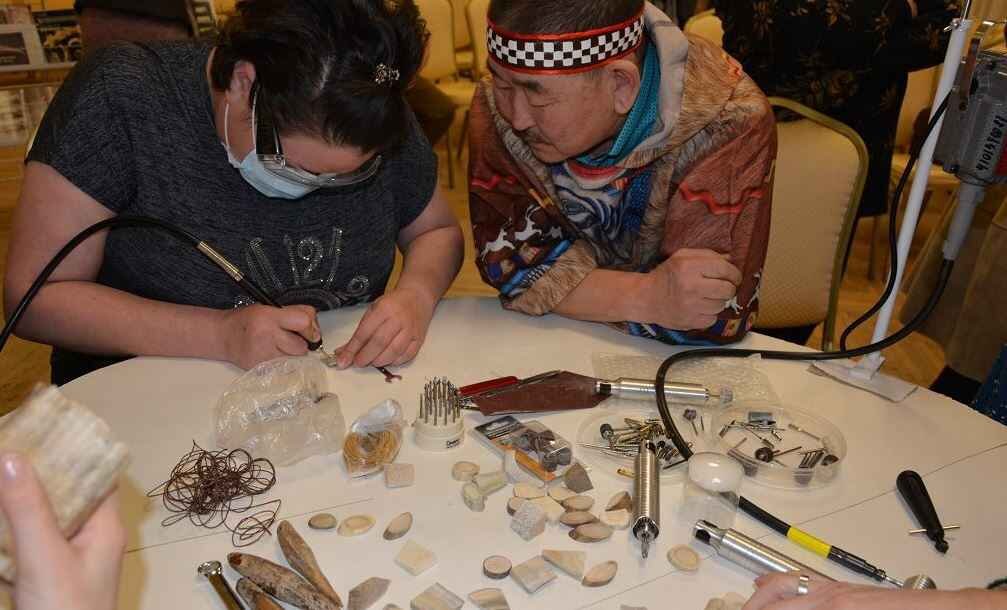 Много мастеров, занимающихся резкой по кости работает на Крайнем Севере. Иллюстрация из открытых источников