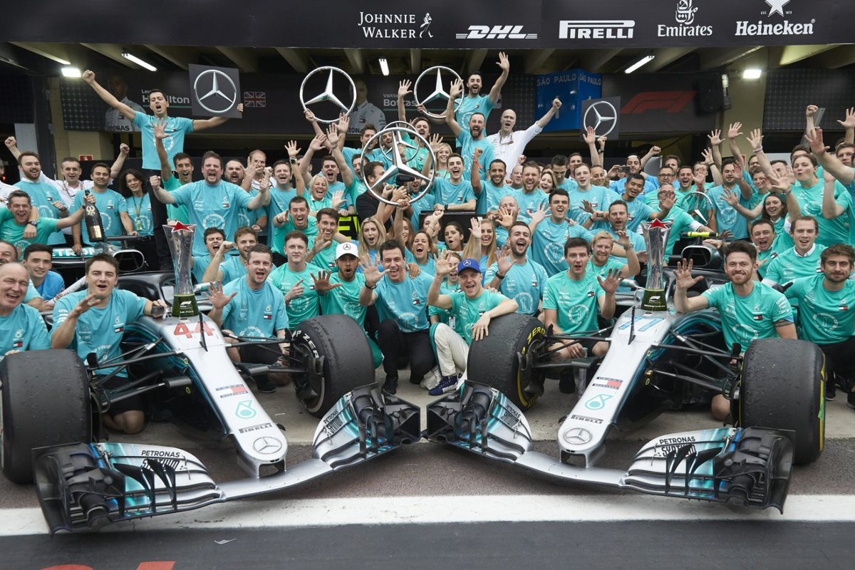 Mercedes AMG Petronas f1. Mercedes AMG Petronas f1 2018. Mercedes f1 Team. Mercedes AMG Petronas f1 Team 2020. Команды ф1