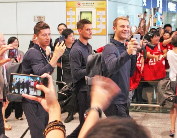 Встречали команду в аэропорту