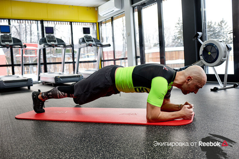 1.Примите позицию классической планки с опорой на локти.
2.Если обычная планка надоела и уже кажется совсем лёгким упражнением, усложните её. Оставаясь в начальном положении, поочерёдно поднимайте ноги.
3.Вот ещё один вид непростой планки, которую мы советуем делать: оставайтесь в исходном положении, но теперь отводите ноги в стороны.
4.Выберите любую из предложенных планок и выполняйте её на протяжении 30 секунд. А лучше — минуты.