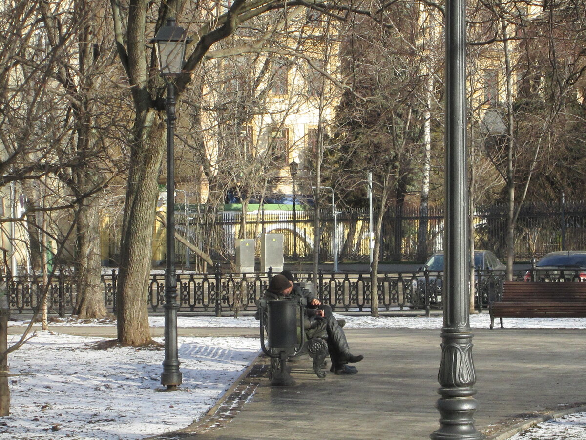 Нормальные московские бомжи. Никого не трогают, сидят на лавочке и курят