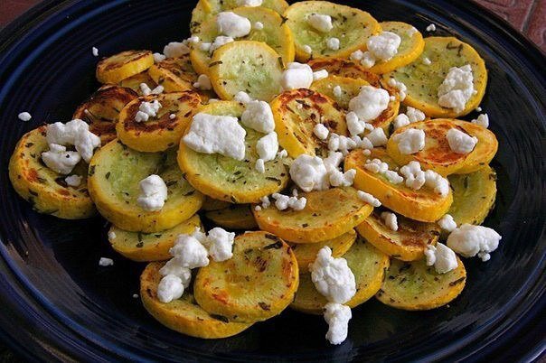 Печеные кабачки с фетой и розмарином 
