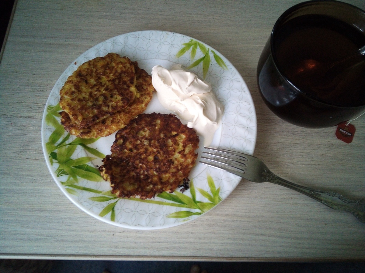 Горячие драники с домашней сметаной и сладким чаем