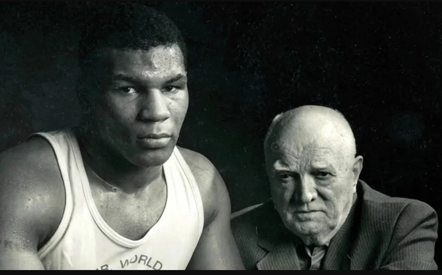 Майк со своим тренером и вторым отцом, Касом Д'Амато