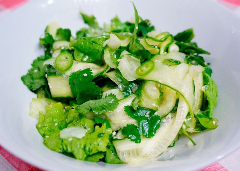 Рецепты огурцов с сельдереем. Салат зеленый с огурцами. Салат огурцы с луком.