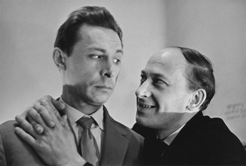 Олег Ефремов и Евгений Евстигнеев в спектакле «Назначение» театра «Современник». 1963 год Листайте, пожалуйста, фотогалерею, пользуясь стрелочкой справа.