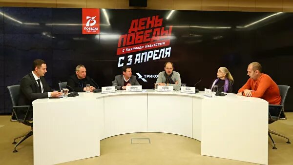  Из-за пандемии коронавируса акцию "Бессмертный полк" в этом году проведут в режиме онлайн, сообщила РИА Новости глава движения "Волонтеры Победы" Ольга Амельченкова."Акция пройдет онлайн в виде трансляции на более чем 200 медиаэкранах Москвы, online-кинотеатре ОККО и на портале "Бессмертного полка России", — уточнила собеседница агентства.16 апреля, 18:47Путин обратился к участникам акции "Бессмертный полк"Любой желающий поучаствовать в акции может отправить фотографию родственника-фронтовика на сайт одной из партнерских площадок, добавила Амельченкова. "Волонтеры Победы" обработают все эти снимки, и 9 Мая они появятся на экранах.Ранее Владимир Путин объявил о переносе парада Победы, который должен был пройти 9 Мая на Красной площади. Как подчеркнул президент, все запланированные торжественные мероприятия, включая парад Победы и шествие "Бессмертного полка", обязательно состоятся позже в этом году.25 марта, 17:14Новый канал "День Победы" начнет вещание в апрелеПо последним данным, число заболевших COVID-19 в России превысило 87 тысяч, 794 человека скончались, 7346 вылечились. В Москве и большинстве регионов действует режим всеобщей самоизоляции. 