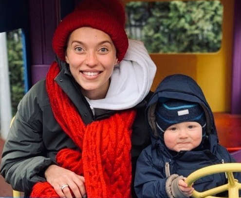 На фото Регина без гламура, но с сыном... 