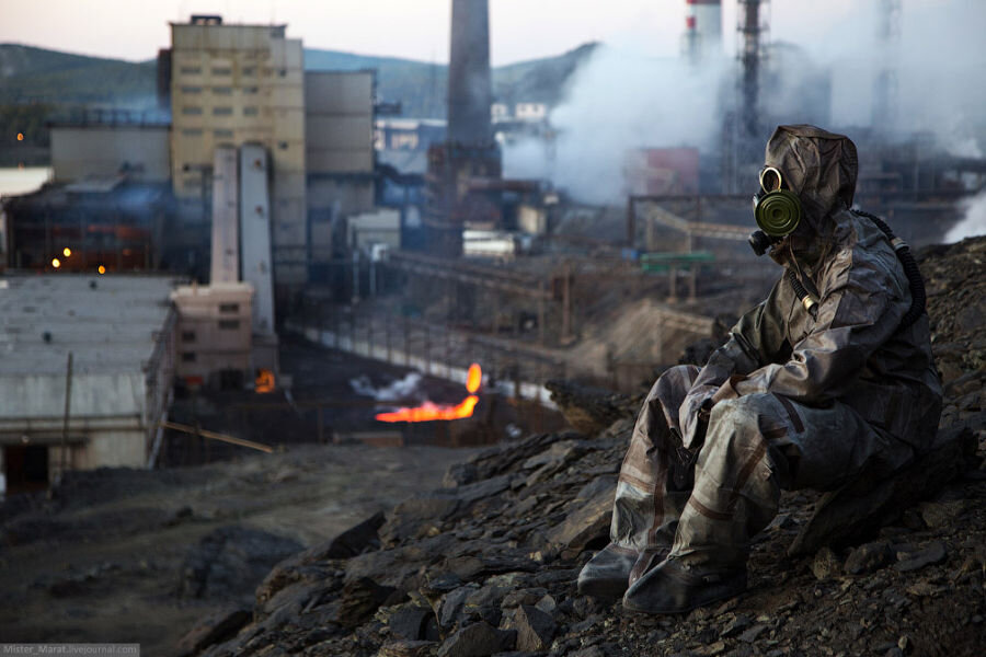 Красноярск назвали «зоной экологического бедствия»

Увы, но сегодня красноярцы буквально задыхаются в выбросах. Причина тому — активная работа промышленных объектов, заводов и автотранспорта.

Красноярск, являясь центром Восточно-Сибирского экономического района, относится к крупным промышленным и транспортным городам, его экологическая ситуация находится в крайне напряженном состоянии. За минувший год экология этого города-миллионника ухудшилась еще больше. В рамках специального проекта «Практическая экология» в этом сибирском городе проводили анализ экологической ситуации.

Исследование загрязнений проводили при помощи забора проб воздуха. Если в 2014-м только 0,7% этих проб имели превышение, то в 2017-м эта цифра выросла до 2,1% — то есть в 3 раза. Звучит пугающе. В том же отчете, кстати, говорится и о росте количества раковых больных в городе примерно на 2,5% в год. И к концу 2017-го это число может достичь 373 больных на 100 тысяч жителей.
