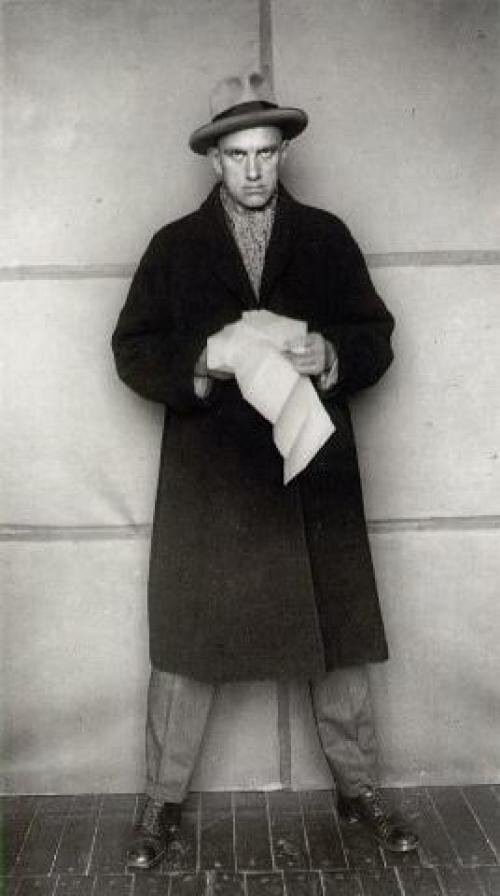 Поэт Владимир Маяковский сурово обличает семейство упитанных буржуев