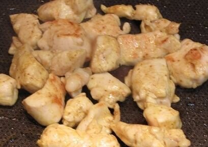     Шампиньоны замечательно подчёркивают вкус куриного мяса, поэтому в качестве грибов я выбрала именно их. К тому же с ними очень просто работать - нужно всего лишь промыть грибы проточной водой, снять тонкую шкурку и переложить в кастрюлю с водой для отваривания.  Лук-порей тоже промываем, нарезаем кружочками и отправляем вместе с шампиньонами вариться, чтобы убрать из него ненужную горечь. Воду нужно подсолить, а через 10-15 минут, когда шампиньоны будут готовы, воду сливаем, а отварные овощи обсушиваем бумажным полотенцем и охлаждаем.       Куриное филе промываем и удаляем плёнки, слегка отбиваем с обеих сторон, чтобы придать мясу ещё большую мягкость. Затем нарезаем филе небольшими кубиками, посыпаем приправой карри и отправляем на разогретую сковородку, смазанную растительным маслом, для обжаривания. Обжаривать нужно 3-5 минут со всех сторон, до светло-золотистого цвета. Когда мясо будет готово, достаём его шумовкой и спускаем лишнее масло. Перед добавлением в салат мясные кубики нужно охладить.    
