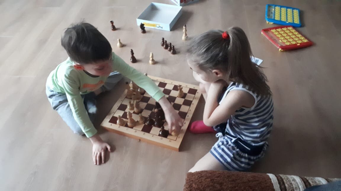 6-летки играют в шахматы.