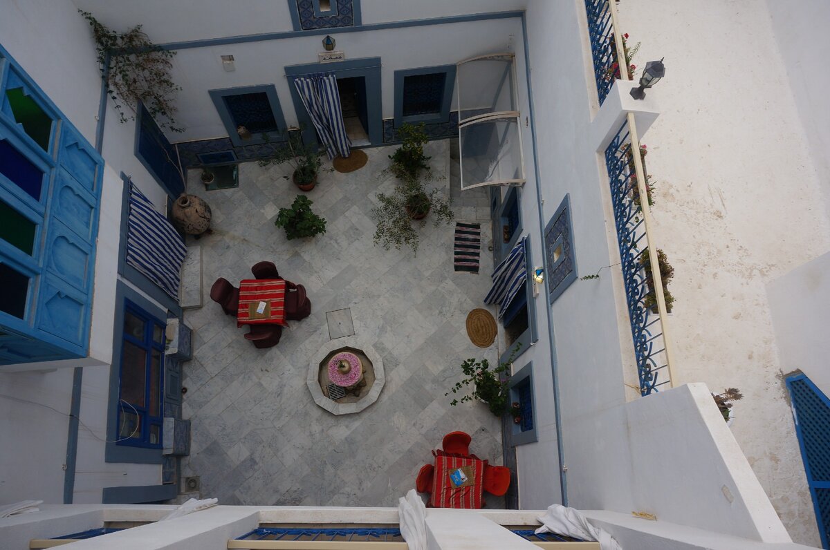 Обязательный внутренний дворик. Кстати, в подвале есть свой маленький домашний хамам. Есть даже комнатка для намаза  